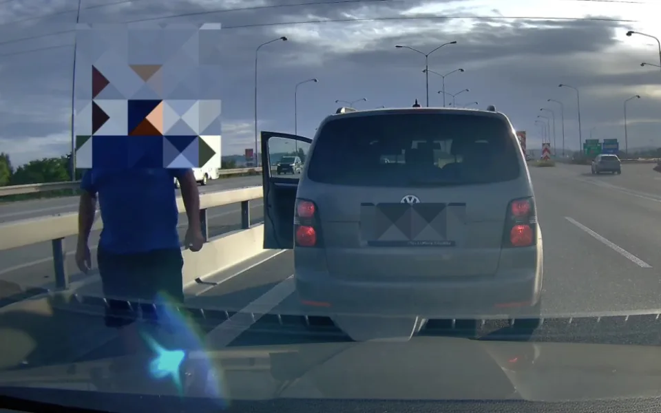 VIDEO: Agresor vybrzdil auto na dálnici a řidiči hrozil napadením. Nedělal problémy poprvé, tvrdí šofér