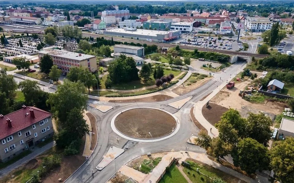 Silničáři otevřeli okružní křižovatku ve Veselí nad Moravou. Stavba zajistí plynulejší průjezd městem