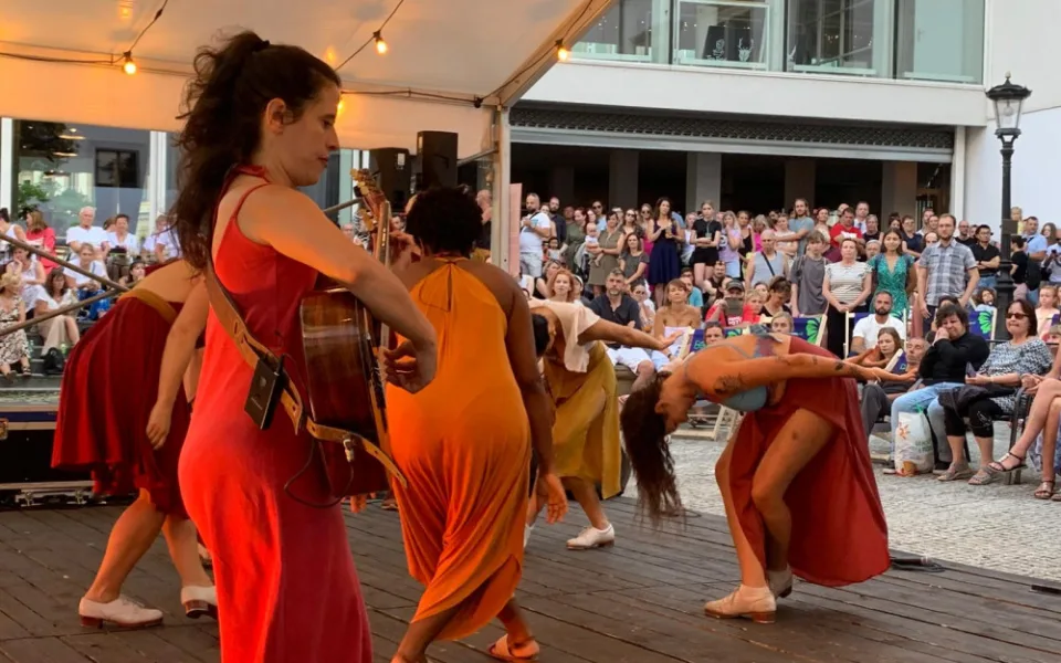 VIDEO: Centrum jihomoravské metropole oživili exotičtí tanečníci. Začal festival brazilské kultury