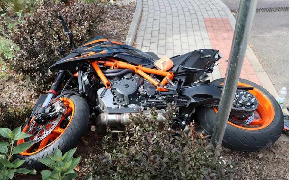 Zběsilá jízda mladého motorkáře skončila nehodou. Zranil se on i jeho spolujezdec