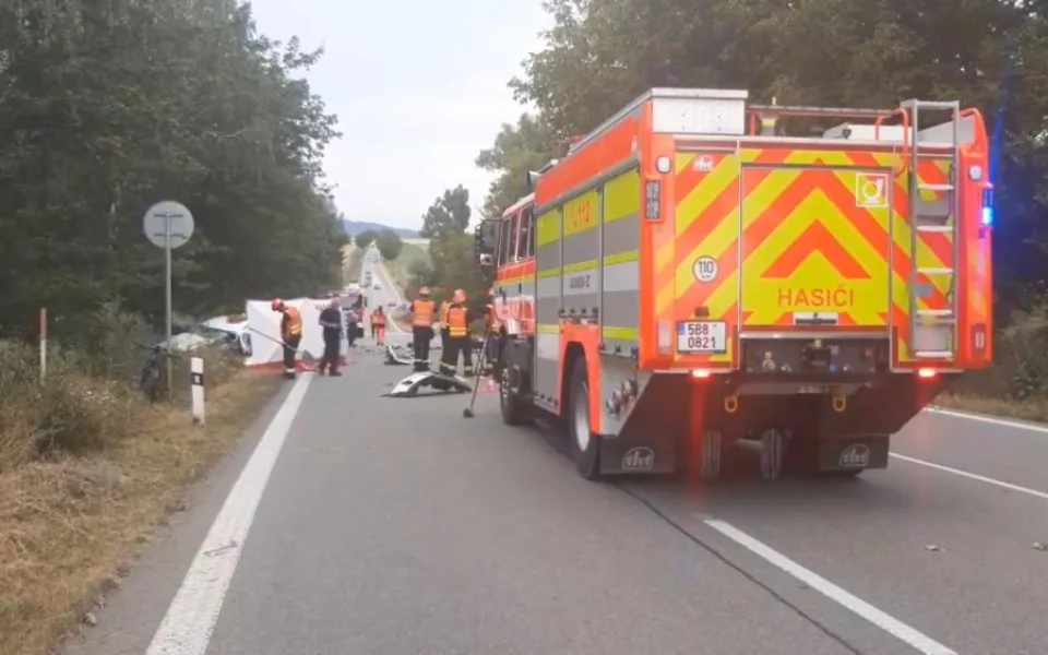 Při tragickém čelním střetu dvojice aut na Blanensku zemřel člověk. Další tři lidé se zranili