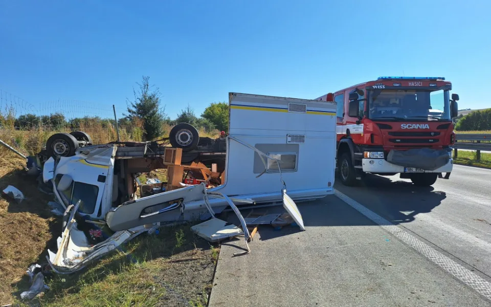 Dálnici u Brna uzavřela nehoda, při které se převrátil karavan. Dva lidé se zranili