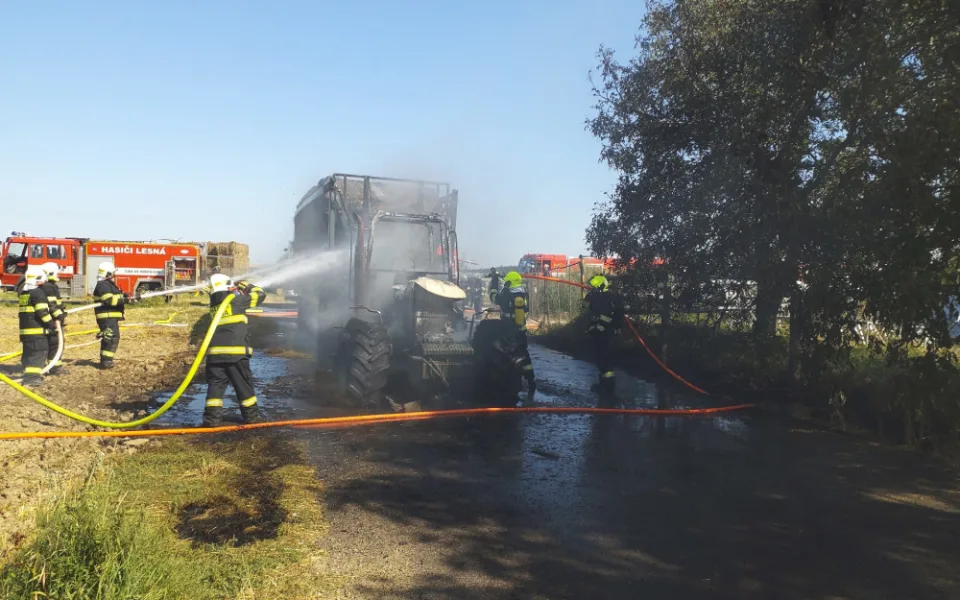 Na Znojemsku hořel traktor. Plameny pohltily i přívěs naložený slámou