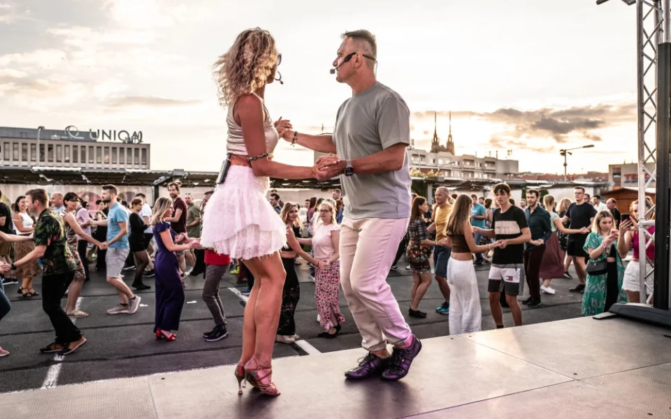 Zumba, jóga, kino, diskotéka. Střecha Vaňkovky nabízí zábavu po celé léto
