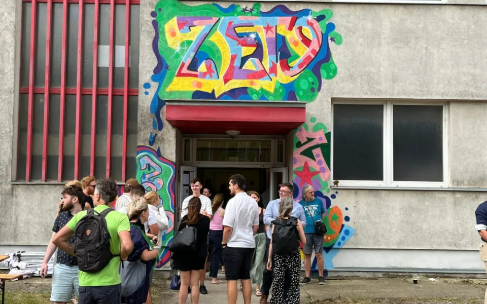 Brněnské kapely Kumbalu a The Outroverts vystoupily před zkušebnami a ateliéry ZET9 v Líšni