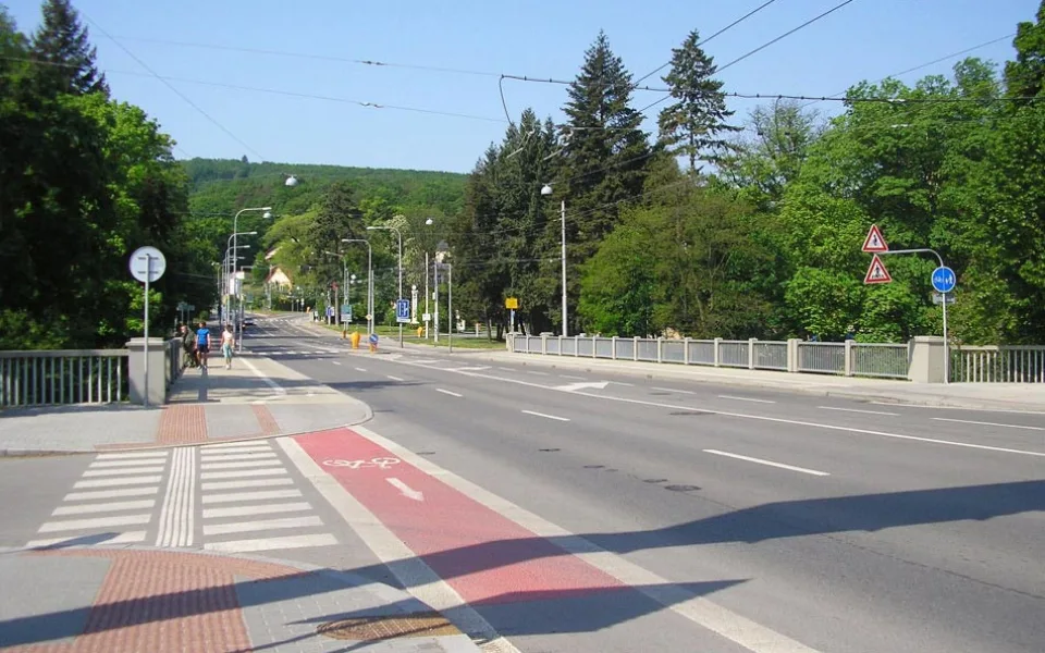 Řidiči v Brně tři a půl měsíce neprojedou z Pisárek do Kohoutovic. Hromadné dopravy se uzavírka nedotkne