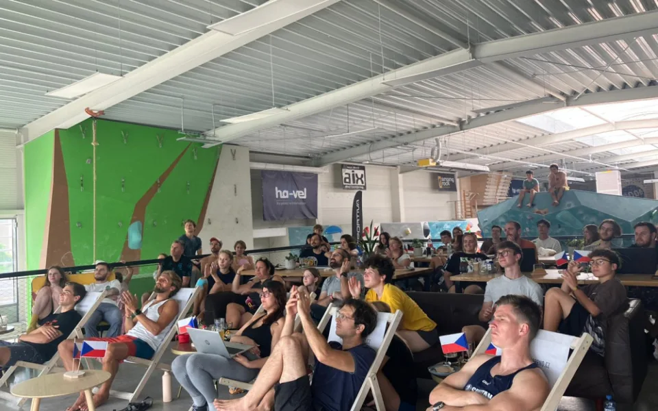 VIDEO: Adam Ondra na olympiádě končí bez medaile. Takhle mu fandilo rodné Brno
