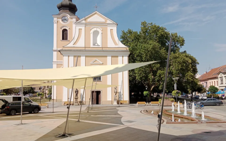 Stínící plachty v Hodoníně mají lidem ulevit od slunce. Dočasná stavba město stála přes dva miliony korun