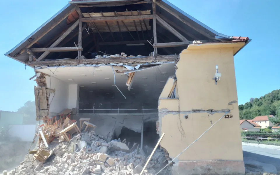 Na Vyškovsku se zřítila zeď sokolovny. Událost se obešla bez zranění