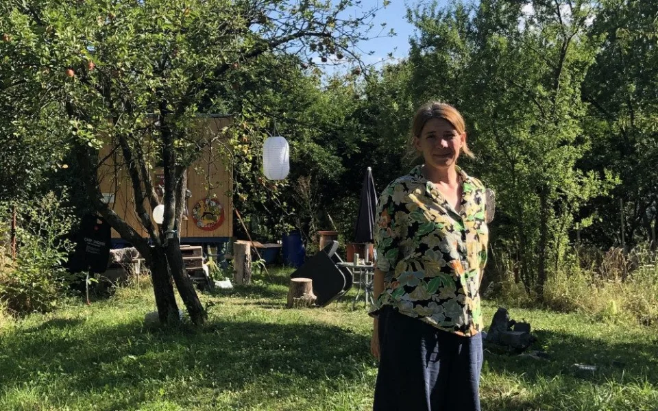Šití je terapeutická činnost. Na internetu se však objevuje spousta chybných rad, říká zakladatelka sdílené šicí dílny v Brně