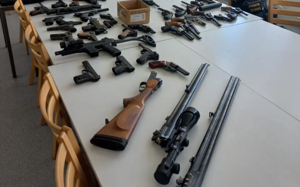 Noční střelba vyděsila vesnici. Policie u našla u muže devatenáct zbraní, náboje i tlumiče