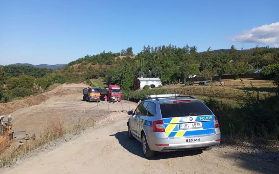 V Železném si obyvatelé stěžují na černou skládku. Developer tam naváží odpadky a suť, tvrdí starosta