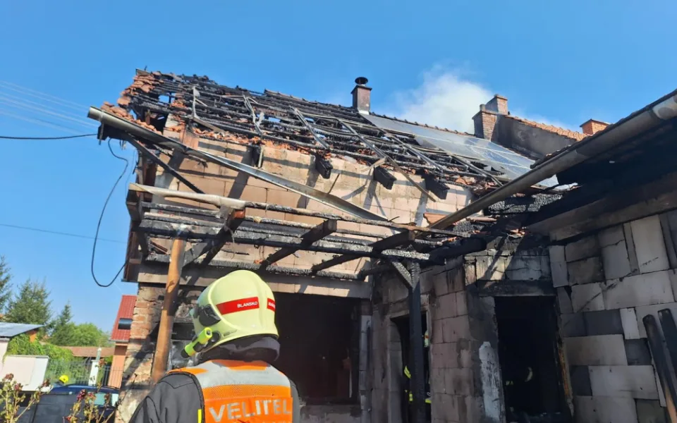 Požár zničil dům na Blanensku. Vzplála baterie fotovoltaiky