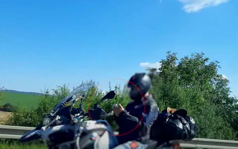 Motorkář se řítil vysokou rychlostí po dálnici, v obou rukách držel mobil