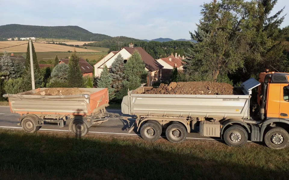 Majitel pozemků v Železném nařčení ze založení černé skládky odmítá. Plánuji tam stavět domy, tvrdí
