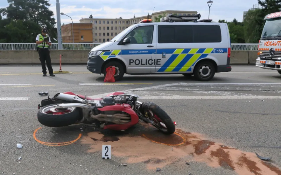 O prázdninách policisté řešili na jižní Moravě téměř osm set nehod. Dvanáct lidí na silnicích zemřelo