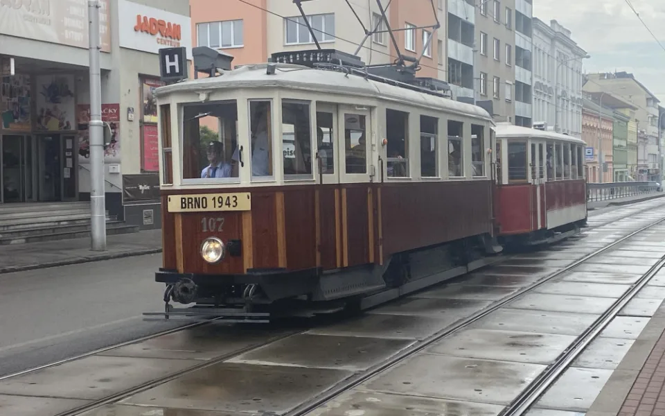 Tramvaje v Brně jezdí už 155 let. Významné jubileum lidem připomněly historické vozy a koncerty
