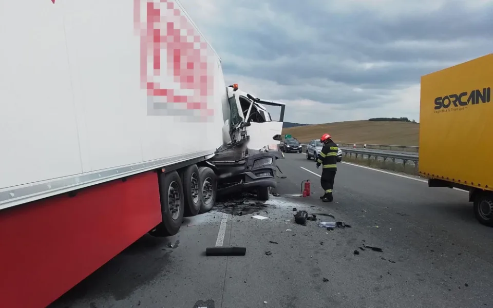 Nehoda dvou kamionů uzavřela dálnici D1 u Brna. Jeden z nich převážel desítky tisíc litrů nafty