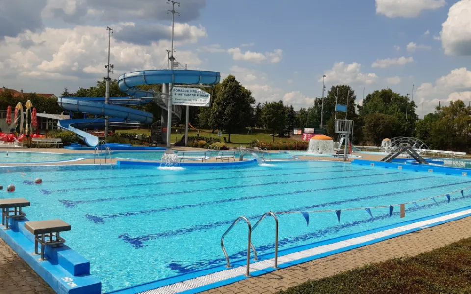 V Hustopečích otevřeli zrekonstruované koupaliště. Opravy stály 28 milionů