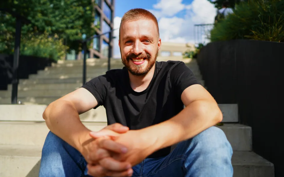 Komik na svých stand-upech griluje diváky. Videa z jeho vystoupení mají miliony zhlédnutí