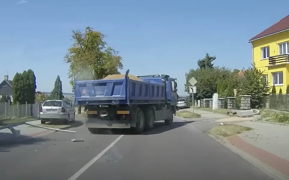 VIDEO: Řidič plně naložené tatry zkolaboval po bodnutí hmyzem. Auto skončilo v bazénu