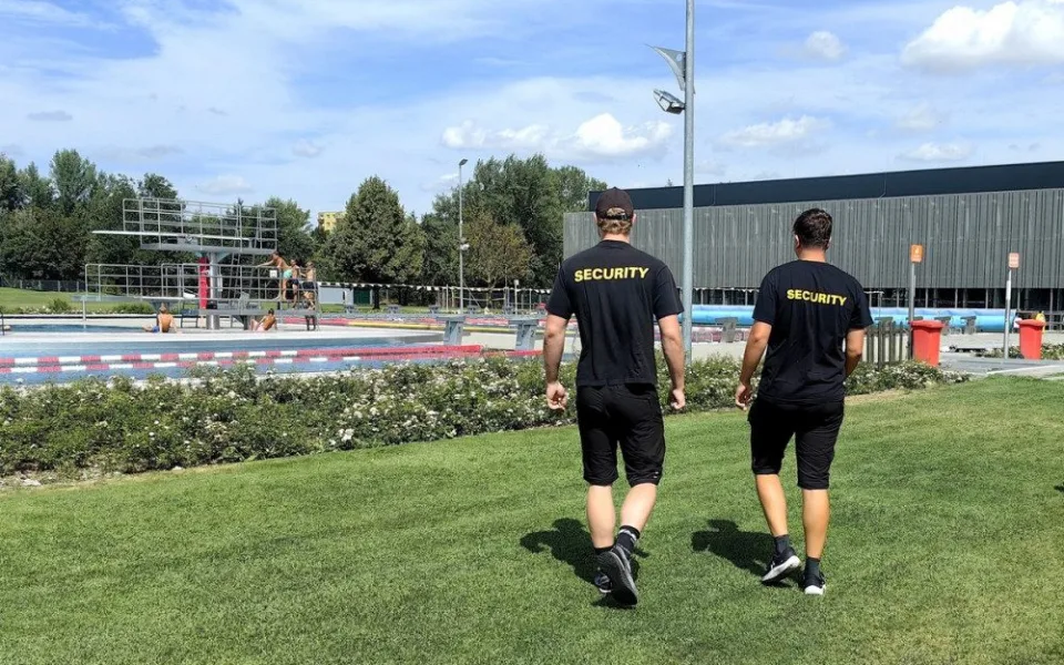 Znojmo reaguje na incidenty na koupališti. Na bezpečnost tam nově dohlíží security