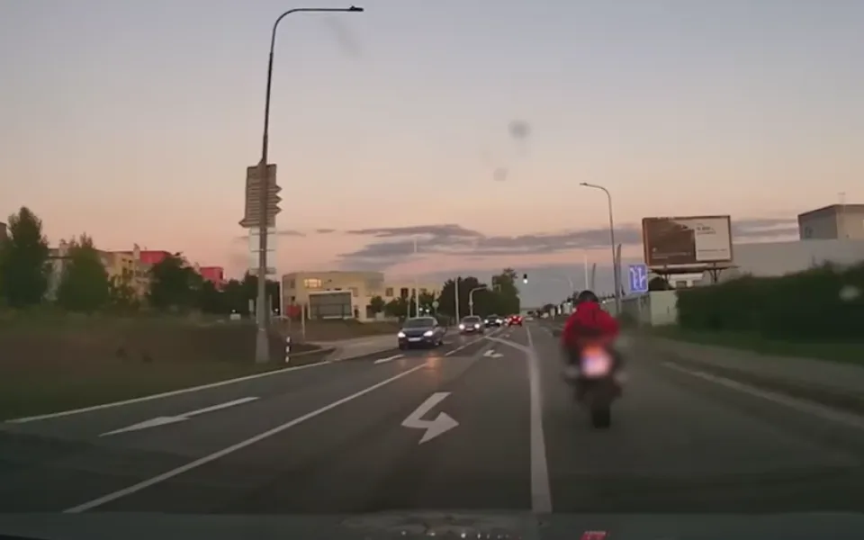 VIDEO: Zdrogovaný motorkář se zákazem řízení v Brně havaroval, když se pokoušel zmizet policistům