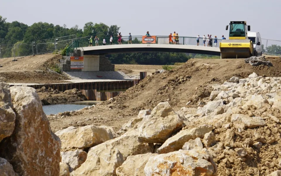 Plavební komora u Sudoměřic umožní plout lodím do Hodonína. Její stavba je téměř v polovině