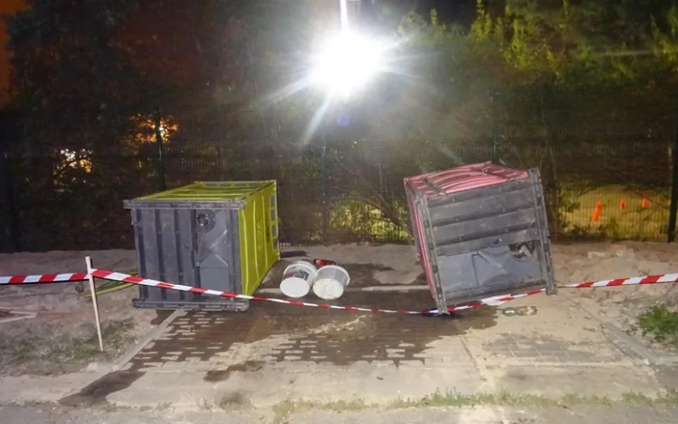 Opilí mladíci řádili v brněnském parku. Převraceli kadibudky