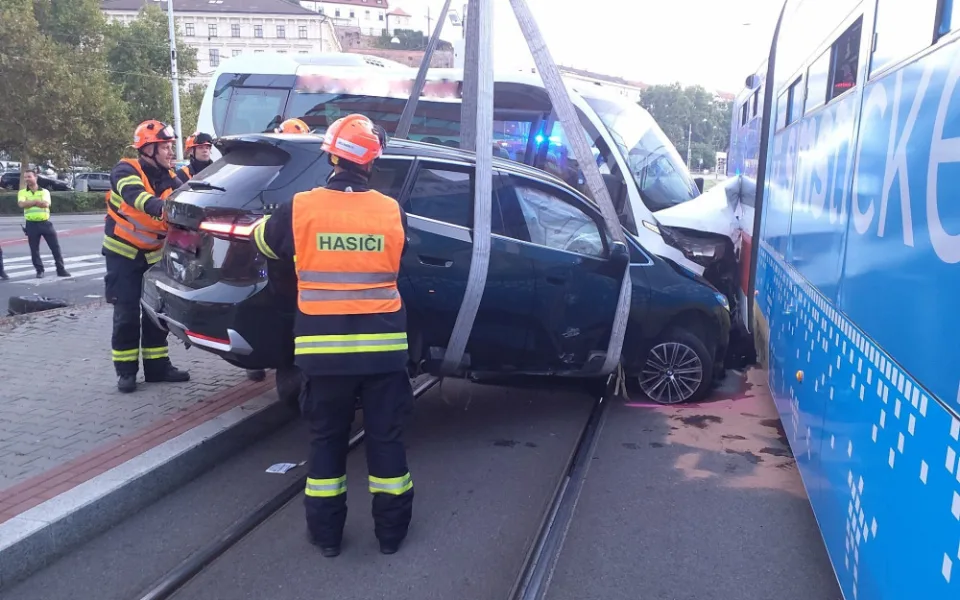 V Brně se srazila šalina s autobusem a osobákem. Čtyři lidé jsou zranění