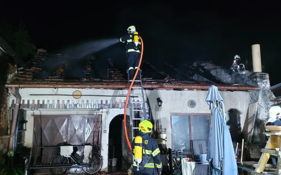 Na Břeclavsku v noci hořela přístavba rodinného domu. Při požáru se nikdo nezranil