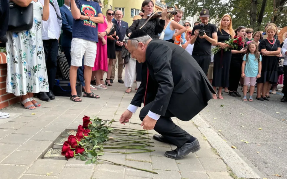 VIDEO: V Brně položili kameny zmizelých. Připomínají obyvatele tří slavných brněnských vil