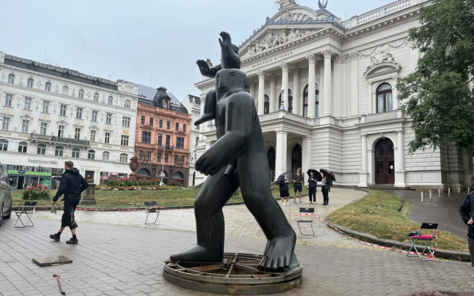 VIDEO: Do Brna převezli z Ostravy sochu svatého Kryštofa. Lidé si ji prohlédnou na Malinovského náměstí