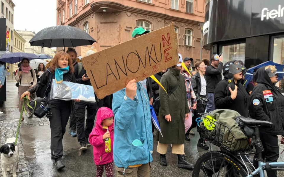 VIDEO: Lidé v Brně protestují proti stavbě lanovky. Plánují přespat před radnicí