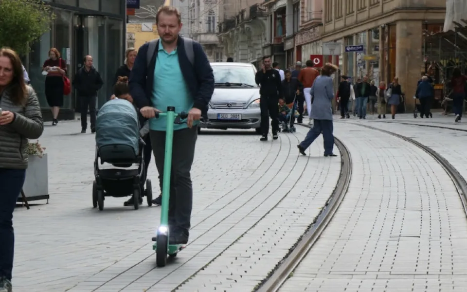 Radní městské části Brno-střed zvažují zákaz elektrokoloběžek v pěší zóně