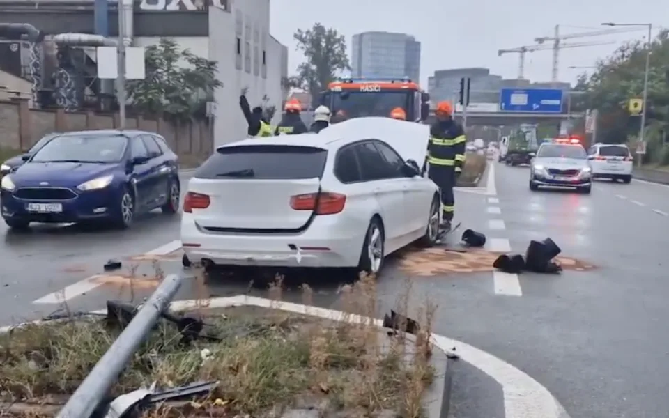 VIDEO: Muž se vyboural v centru Brna při honičce s policií. Vyhýbal se nástupu do vězení
