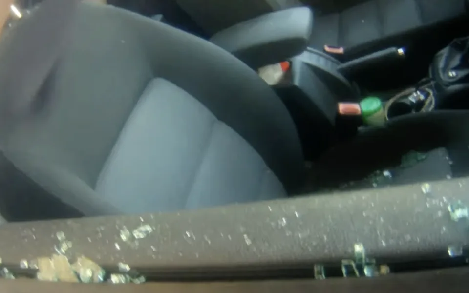 VIDEO: Dvouletá holčička zůstala v autě, které se automaticky zamklo. Strážníci museli rozbít okno