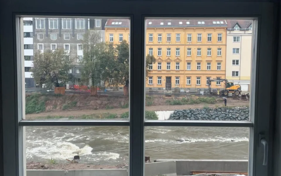 Archiv Fakulty architektury je v ohrožení. Dobrovolníci ho stěhují ze suterénu do vyšších pater