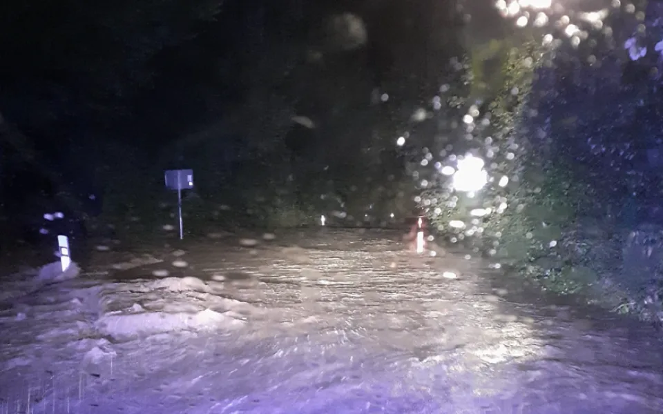 Na jihu Moravy přes noc přibylo míst s třetím povodňovým stupněm. Počasí komplikuje i dopravu