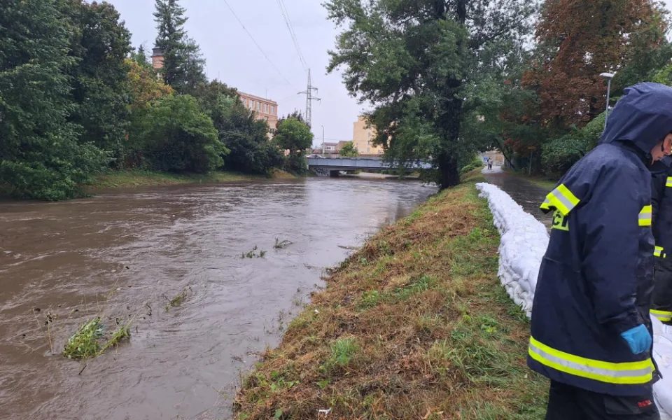 Hasiči vyjížděli během jediného dne k 930 zásahům. Nechoďte k rozvodněným řekám, varují