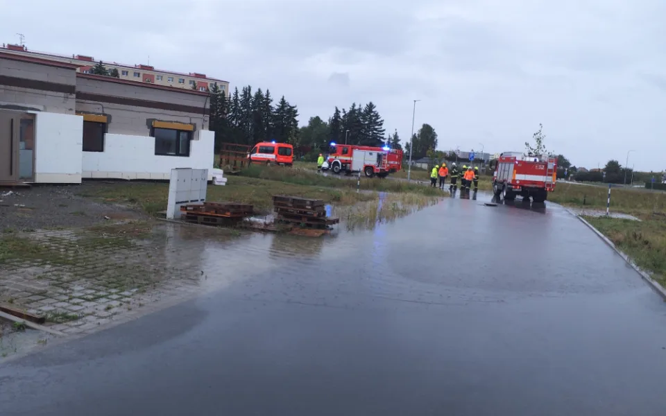 Na více než deseti místech na jižní Moravě platí třetí povodňový stupeň. Následky omezují dopravu