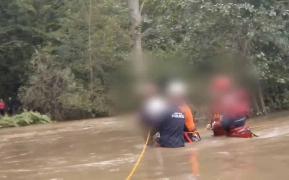 VIDEO: Strážníci zveřejnili záběry zachycující záchranu života tonoucího v rozvodněné řece