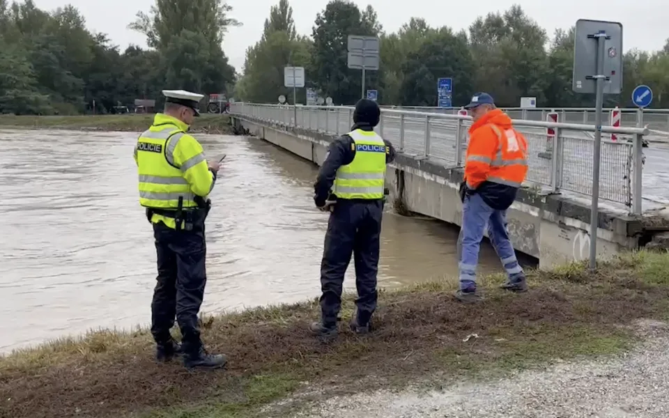 Policie zveřejnila video z uzavření mostu na přechodu v Lanžhotě