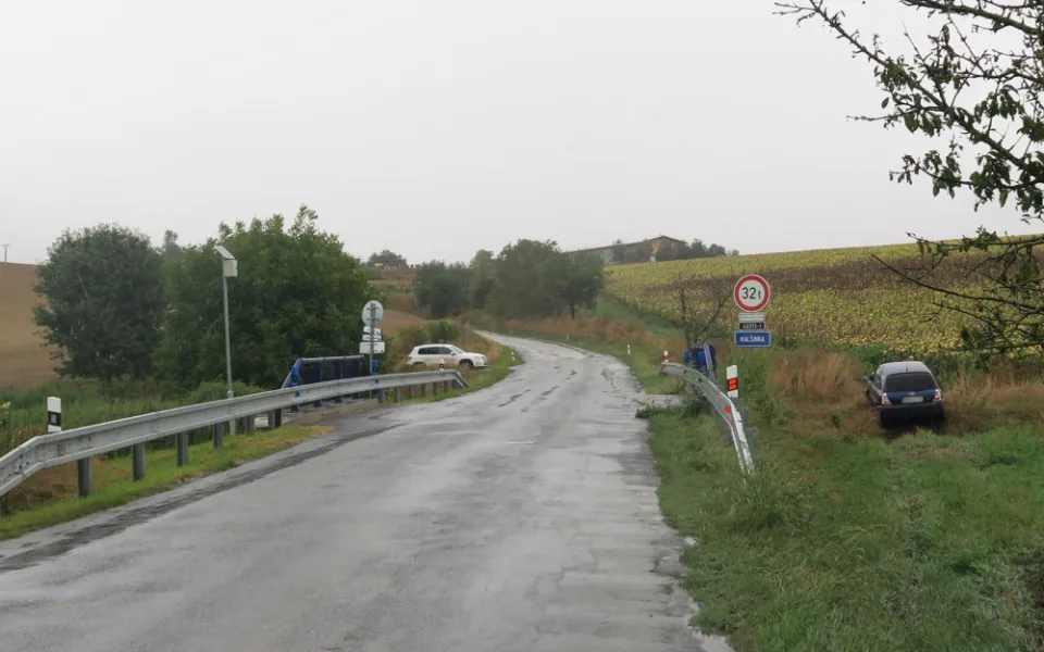 Řidička se vyhýbala protijedoucímu autu. Sjela do příkopu a skončila v nemocnici