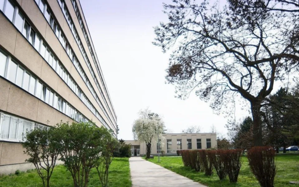 Evakuovaným studentům univerzita poskytla alternativní ubytování. Od úterý se mohou vracet zpět na své koleje