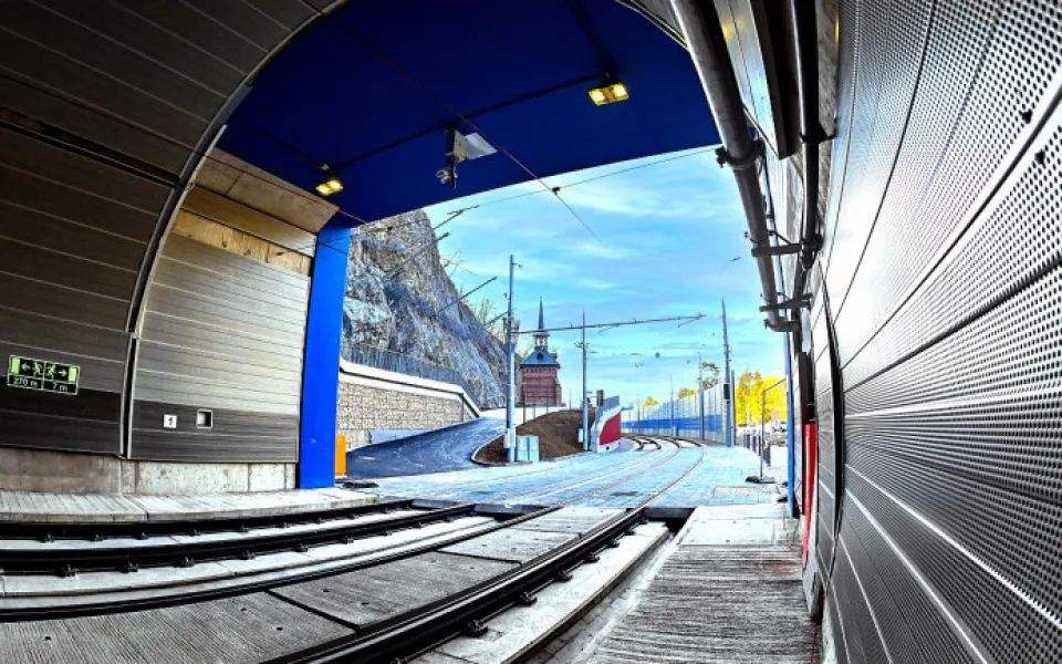 Žena si v Brně vykračovala tramvajovým tunelem. Strážníků se ptala, kdy už konečně pojede šalina