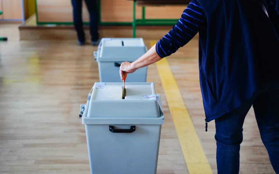 VOLBY 2024: První den voleb je za námi. Místnosti se opět otevřou zítra ráno