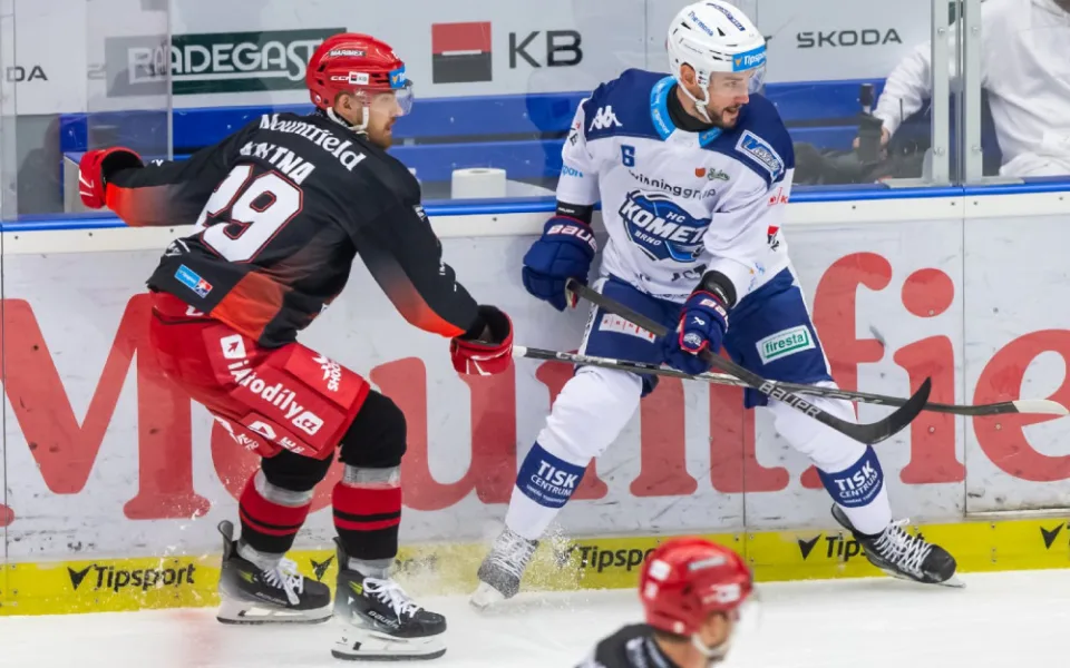 Hokejisté Komety slaví vítězství. Porazili Hradec Králové 2:1 a vezou domů tři body