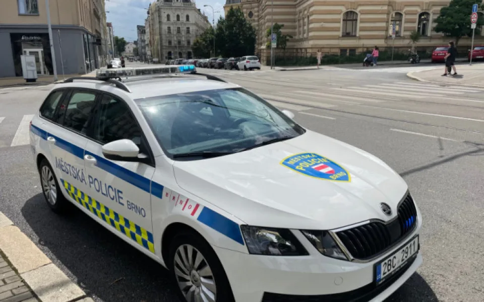 Muž napadl ženu v šalině kvůli místu k sezení pro těhotnou přítelkyni. Kopal do ní a poplival svědky
