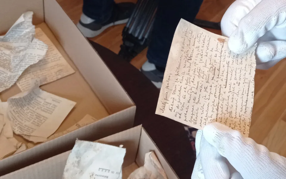 Odborníci v Brně vyjmuli z léta nepoužívaných kamen básníka Jiřího Mahena staré písemnosti